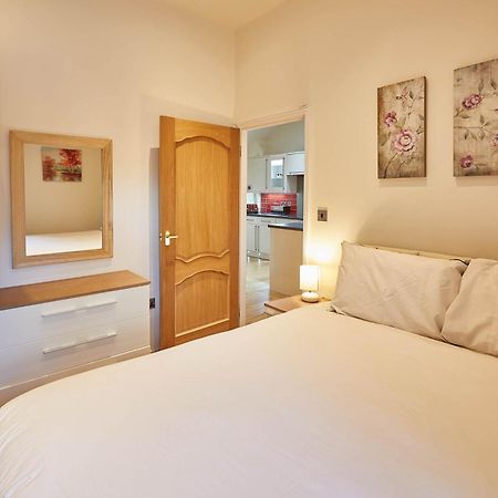 Host & Stay - Folkton Cottages Скарбъро Стая снимка