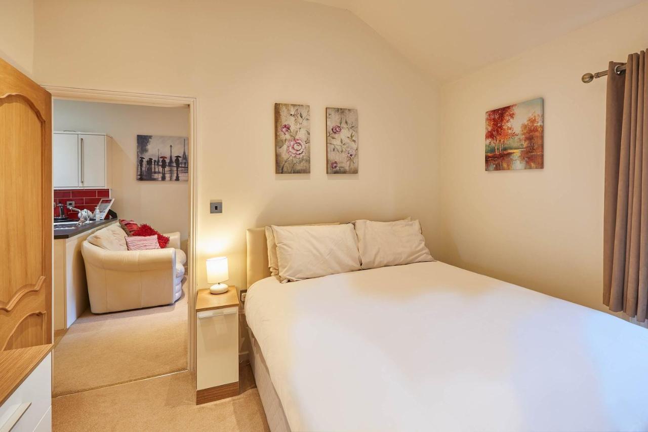 Host & Stay - Folkton Cottages Скарбъро Стая снимка