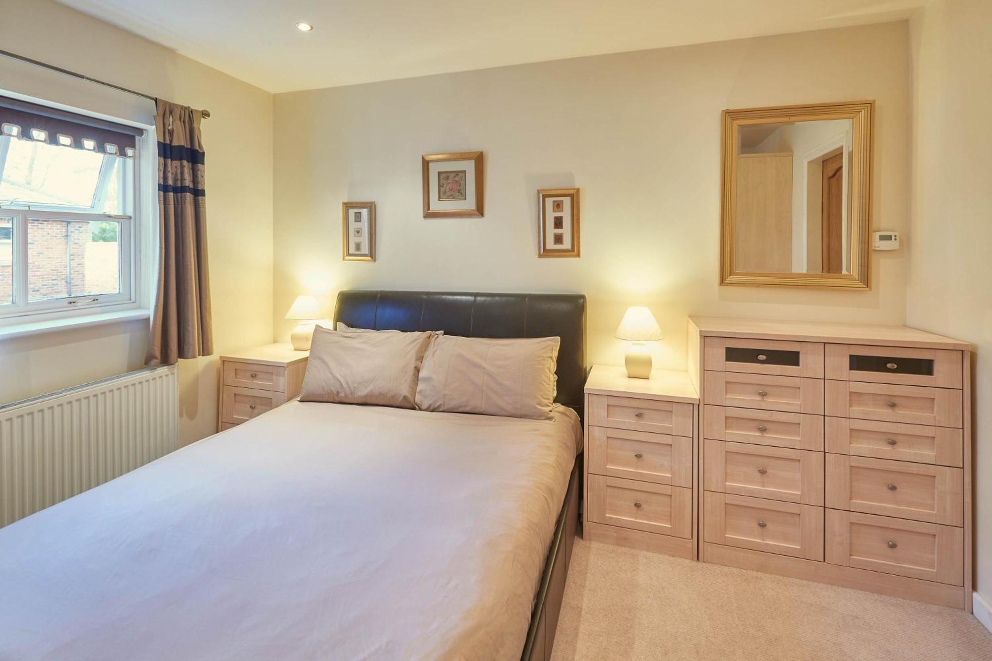 Host & Stay - Folkton Cottages Скарбъро Стая снимка